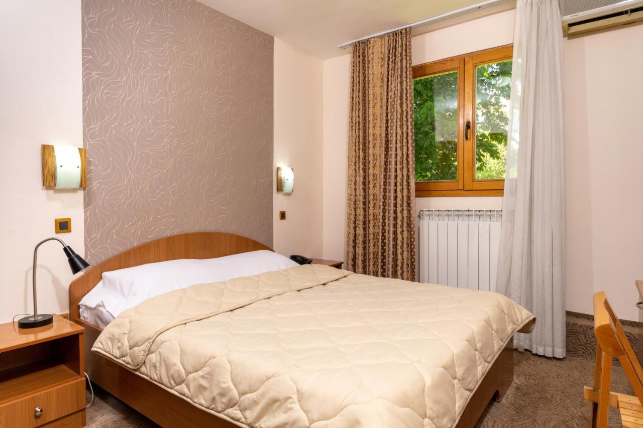 Hotel Kanet Skopje Buitenkant foto