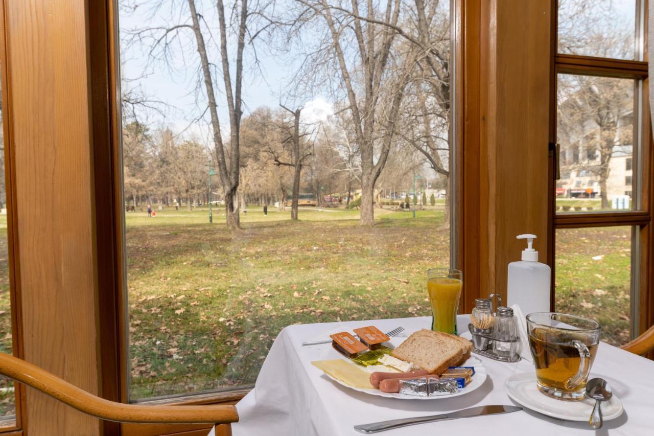 Hotel Kanet Skopje Buitenkant foto