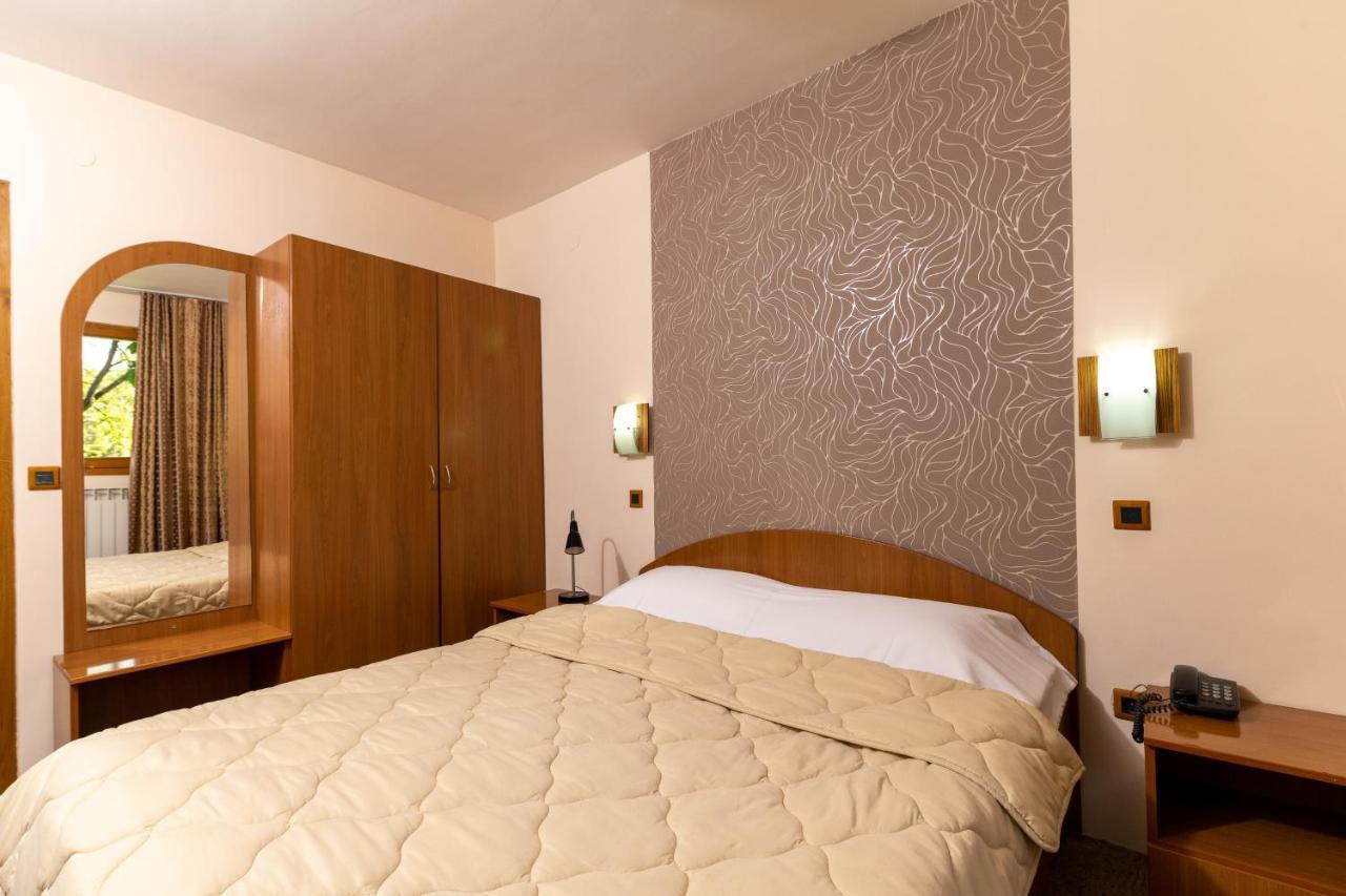 Hotel Kanet Skopje Buitenkant foto