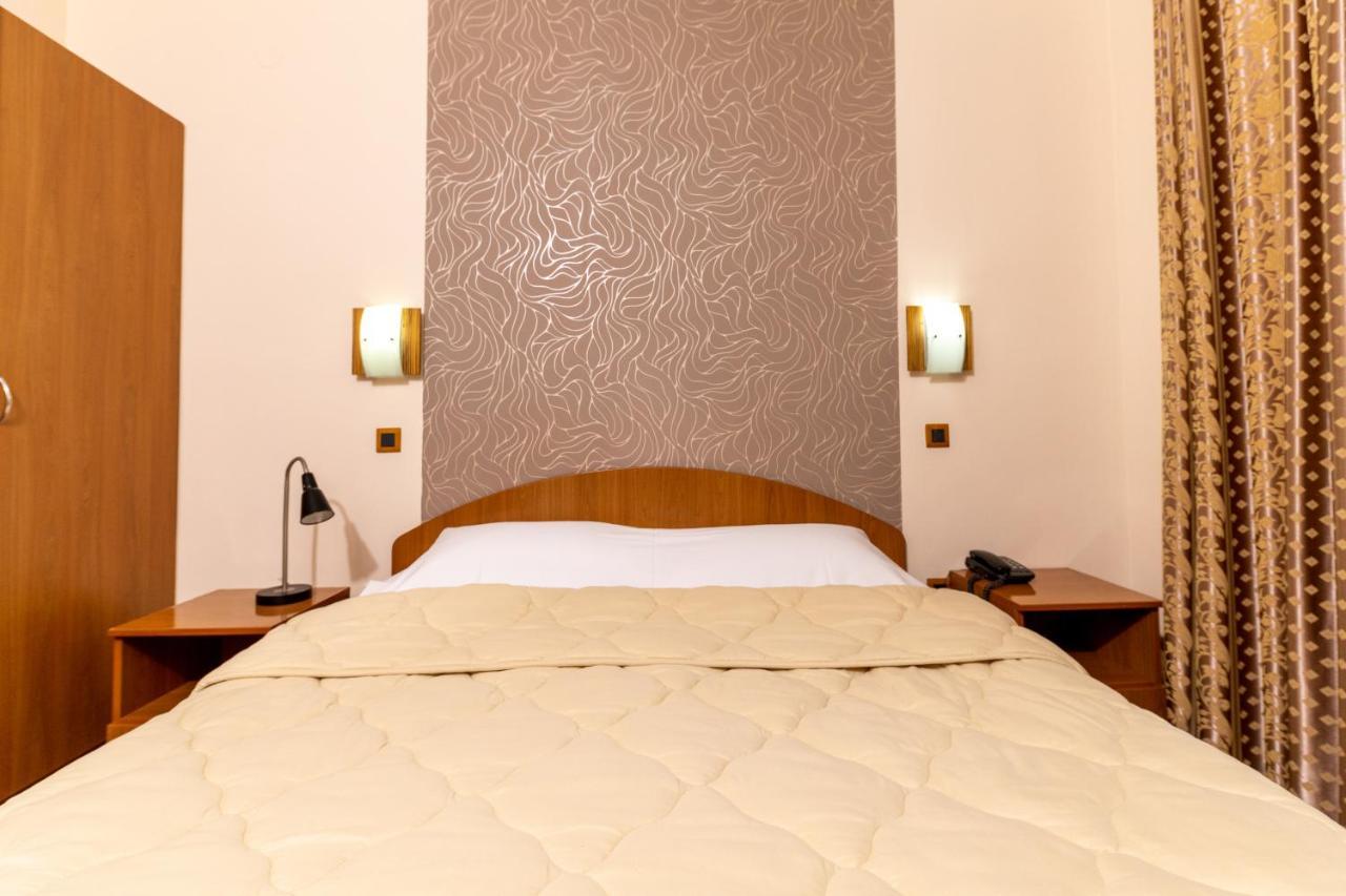 Hotel Kanet Skopje Buitenkant foto
