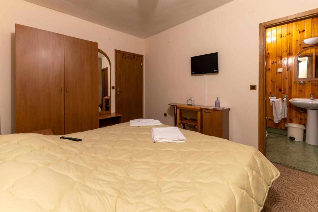 Hotel Kanet Skopje Buitenkant foto