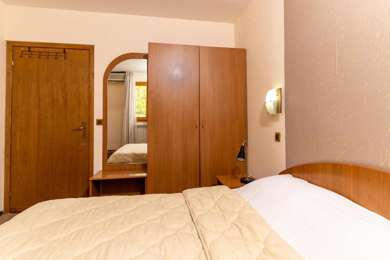 Hotel Kanet Skopje Buitenkant foto