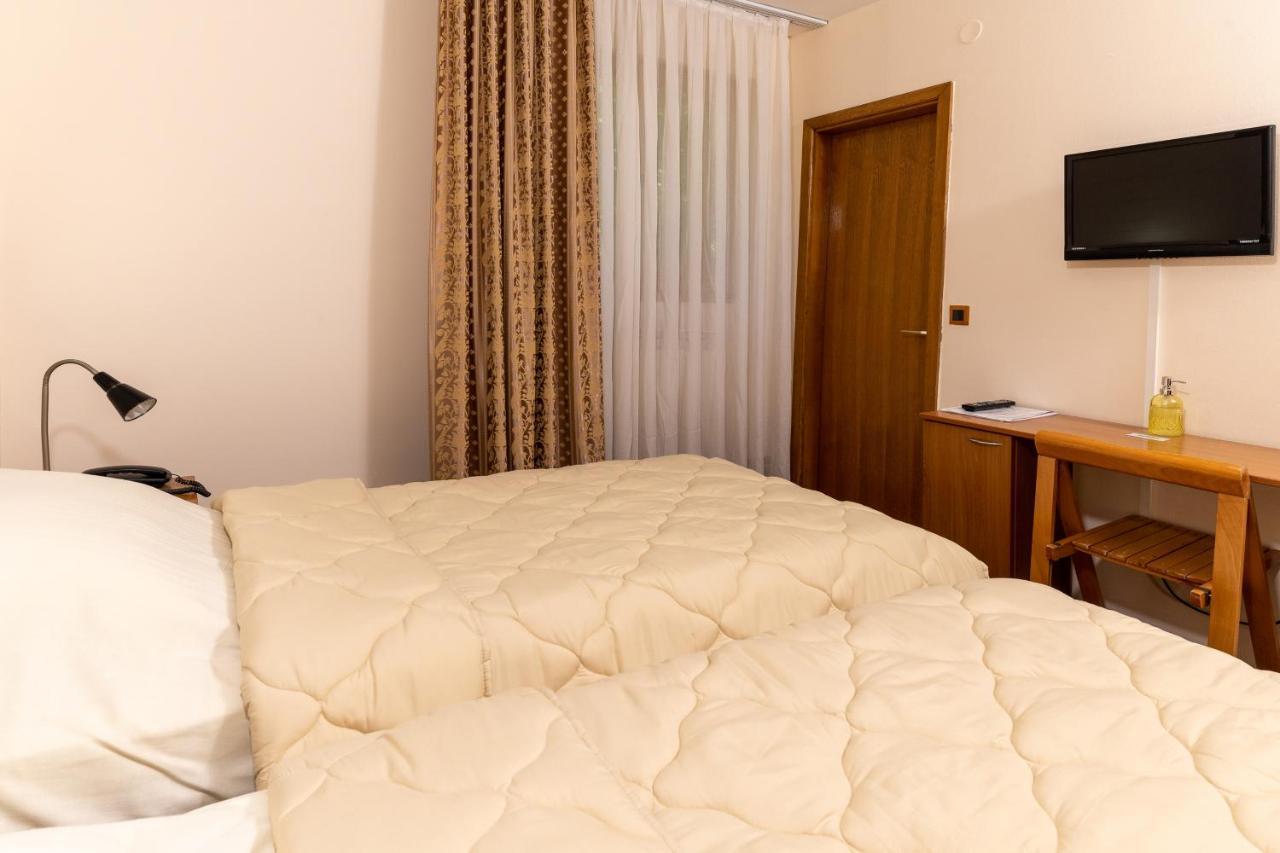 Hotel Kanet Skopje Buitenkant foto