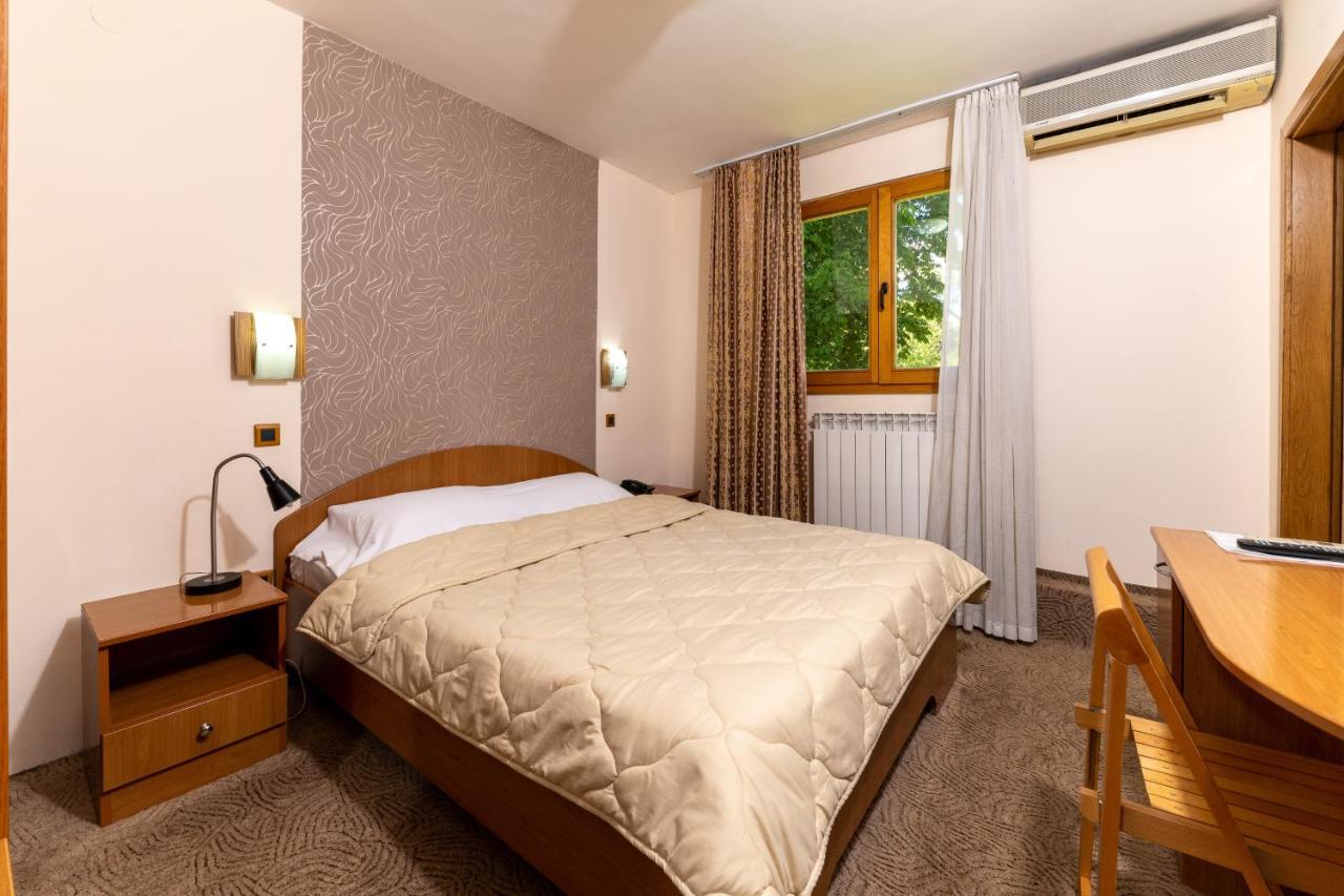 Hotel Kanet Skopje Buitenkant foto