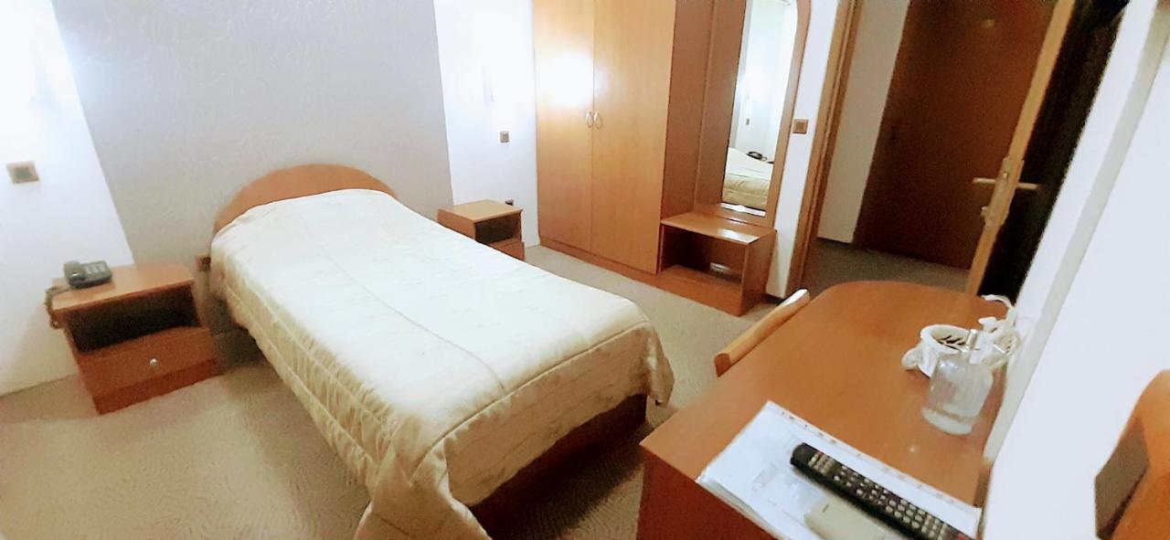 Hotel Kanet Skopje Buitenkant foto