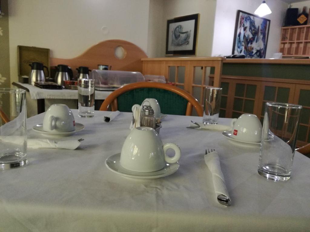 Hotel Kanet Skopje Buitenkant foto